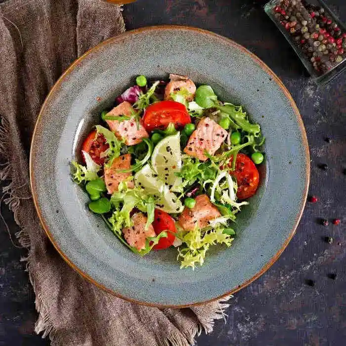 Диетический салат с лососем