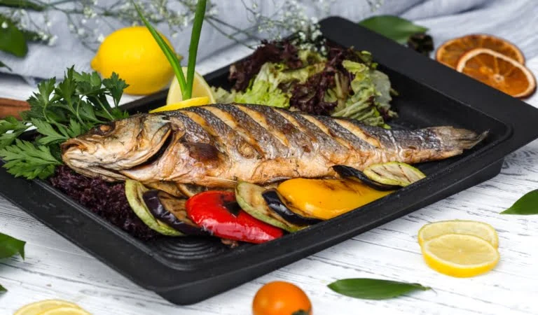 Печеная рыба с грибным соусом